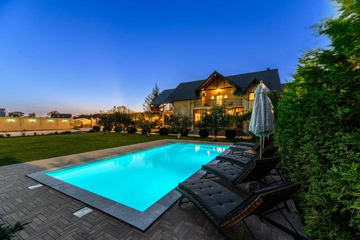 Maison d’hôte pour 10 personnes, avec piscine ainsi que jardin et jacuzzi à Brașov