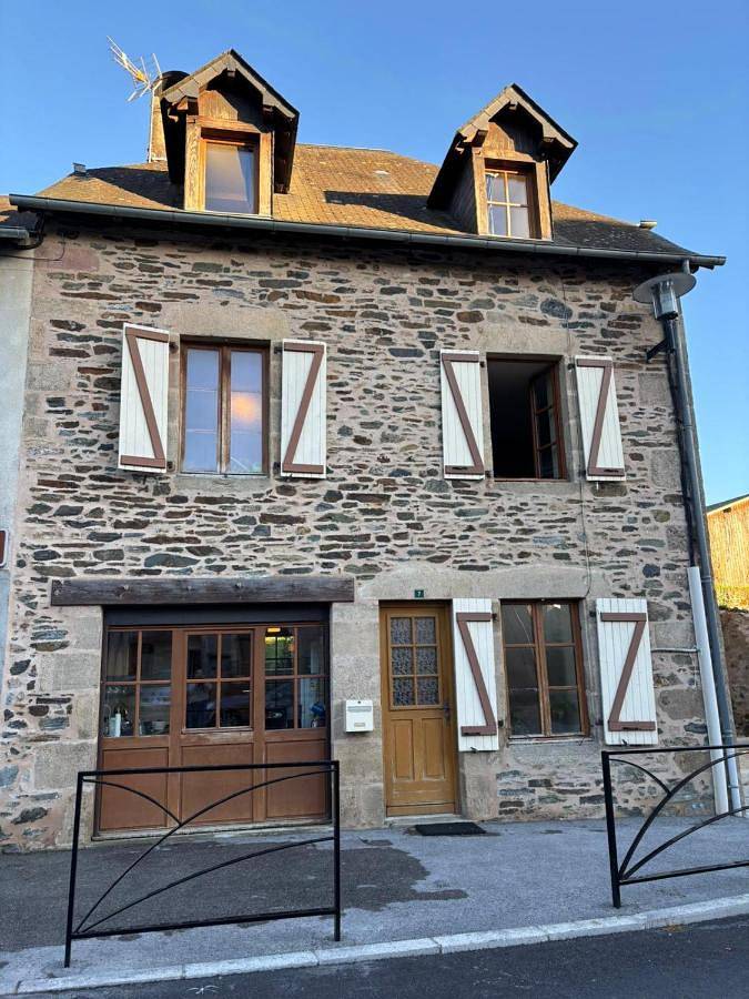 Location de vacances pour 8 personnes, avec Balcon ainsi que Terrasse et Jardin à Chamboulive