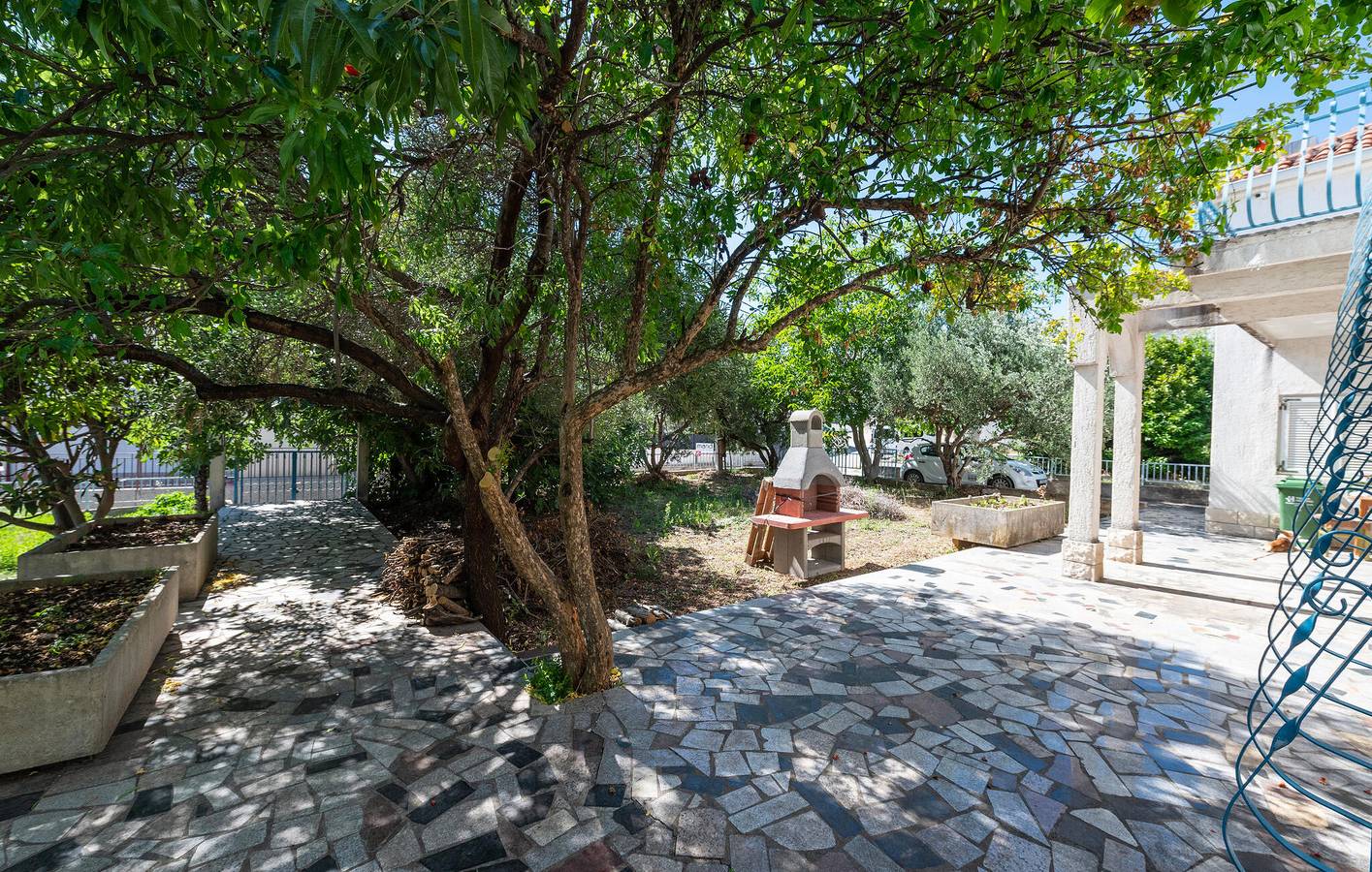 Appartement de vacances entier, Appartement confortable de 2 chambres près de la plage de Copa Cabana, avec terrasse et parking in Trogir, Split-Dalmatie