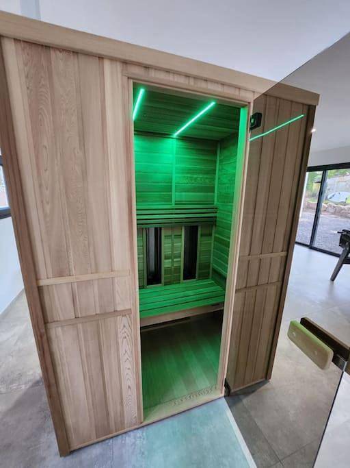 Location de vacances pour 10 personnes, avec jacuzzi ainsi que jardin et sauna dans Lac de Pierre-Percée - 2