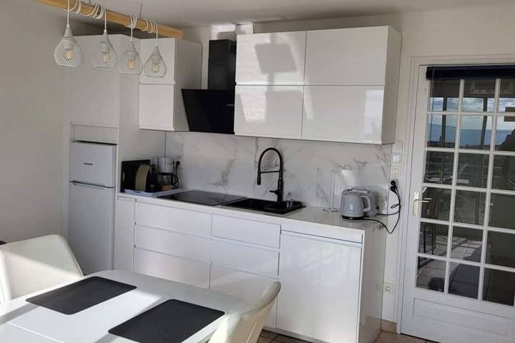 Appartement entier, Nouveau, F2 face à la mer, port 20m, commerces 80m, très calme, garage, balcon in Saint-Vaast-la-Hougue, Région de Cherbourg