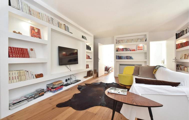 Charmante Ferienwohnung mit Pool, WLAN und Terrasse – 2,5 km vom Strand entfernt! in Split, Split-Dalmatien