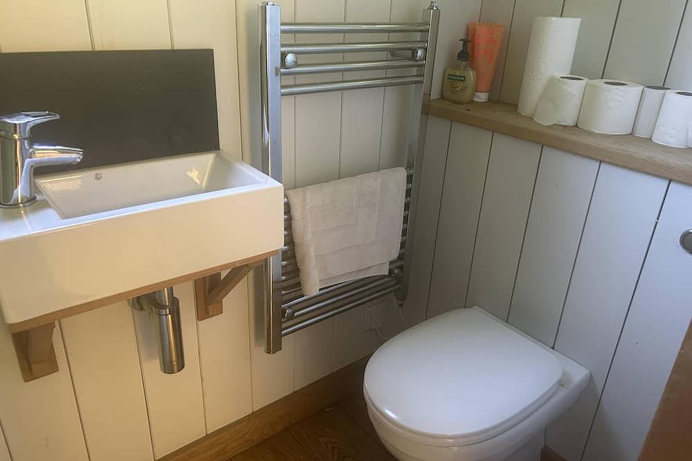 Cabin Retreat in Bedford - Sleeps 2 & Free parking in Central Bedfordshire