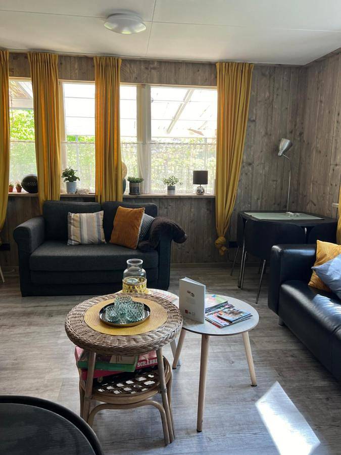 Ruime Chalet i/h bos met grote tuin en zwembad in Enschede, Twente