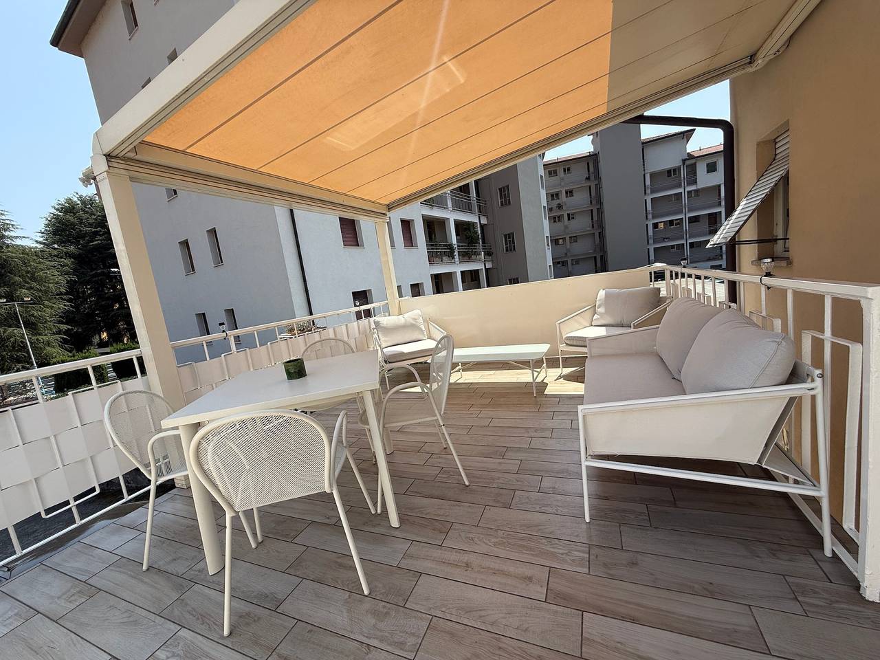 Appartamento intero, Casa Vacanze 'Miki' con Terrazza Privata, Wi-Fi e Aria Condizionata in Sarnico, Lago d'Iseo