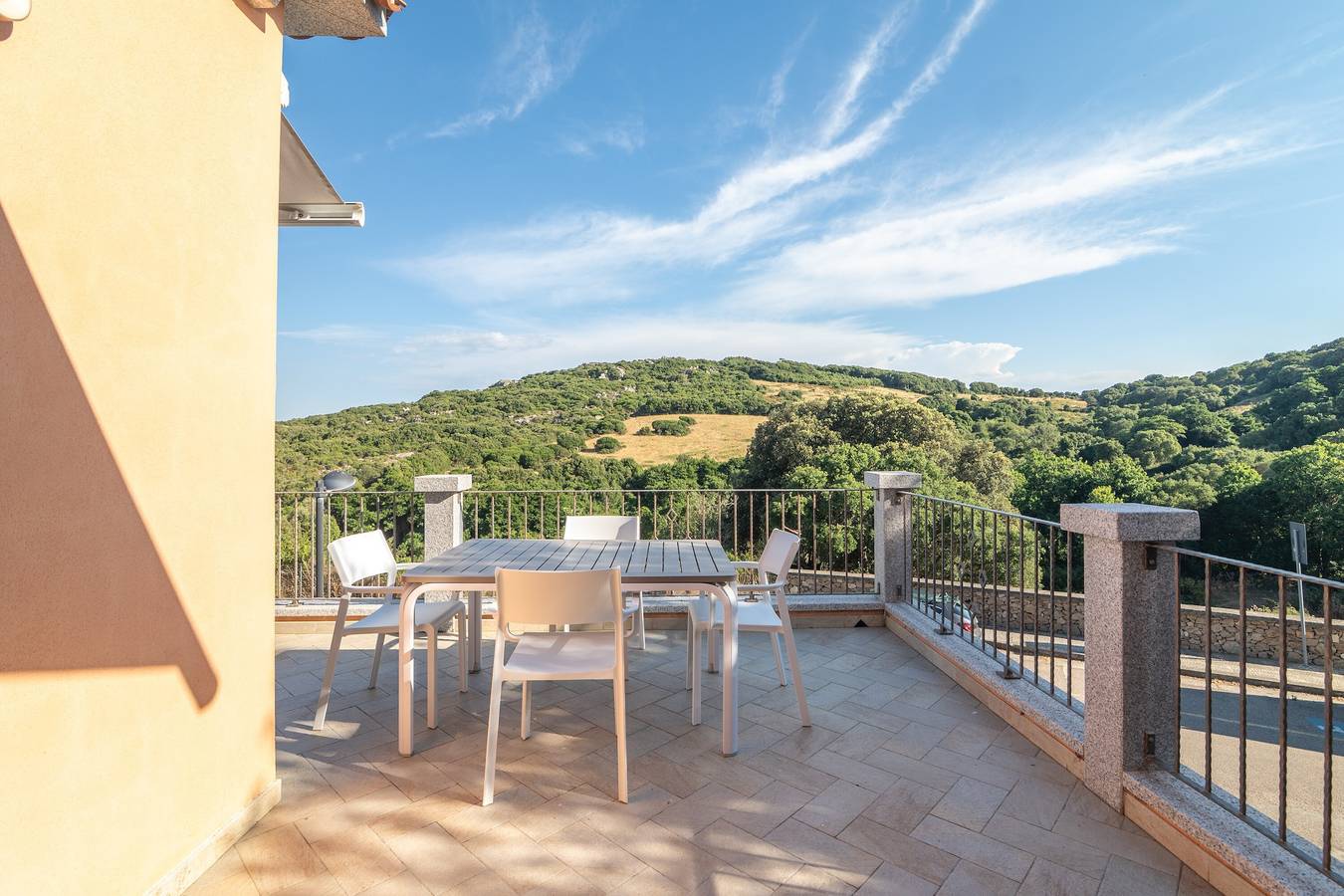 Appartamento intero, Appartamento 'Medici' con terrazza privata, Wi-Fi e aria condizionata in Aglientu, Gallura