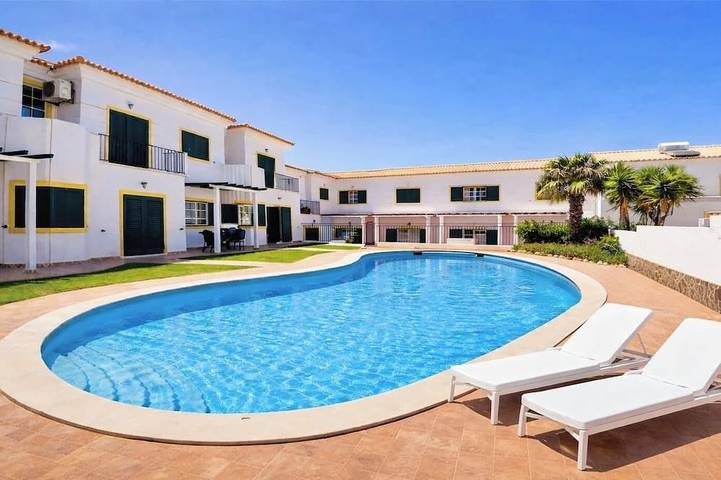 Ferienwohnung für 5 Personen, mit Balkon und Garten sowie Pool