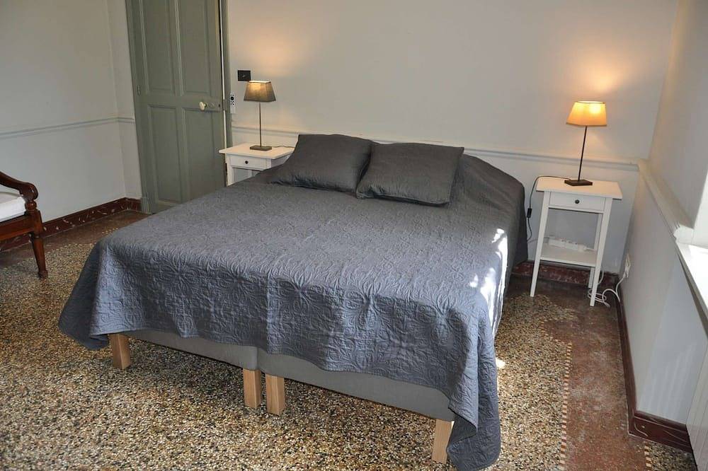 Between Avignon and Les Alpilles, vacation home on the outskirts of the village of Rognonas, animals... in Rognonas, Region de Arles
