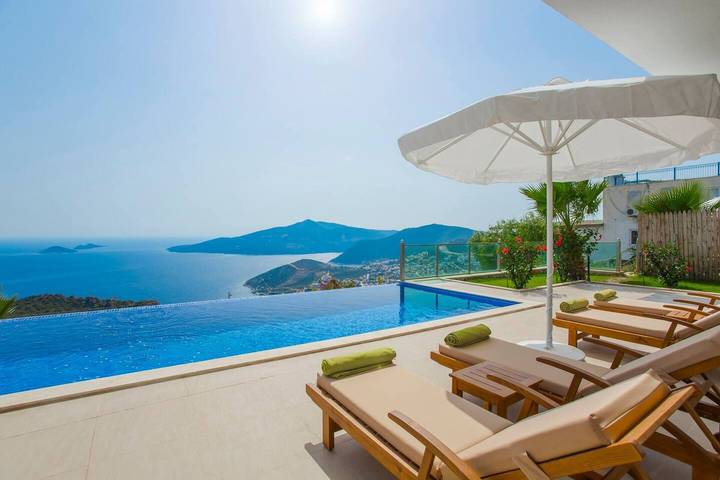 Villa für 6 Personen, mit Balkon/Terrasse und Pool - 1