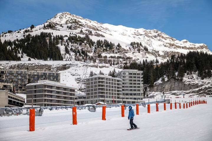 Hôtel pour 4 personnes, avec balcon et piscine ainsi que sauna et jacuzzi, adapté aux familles à Magland - 2