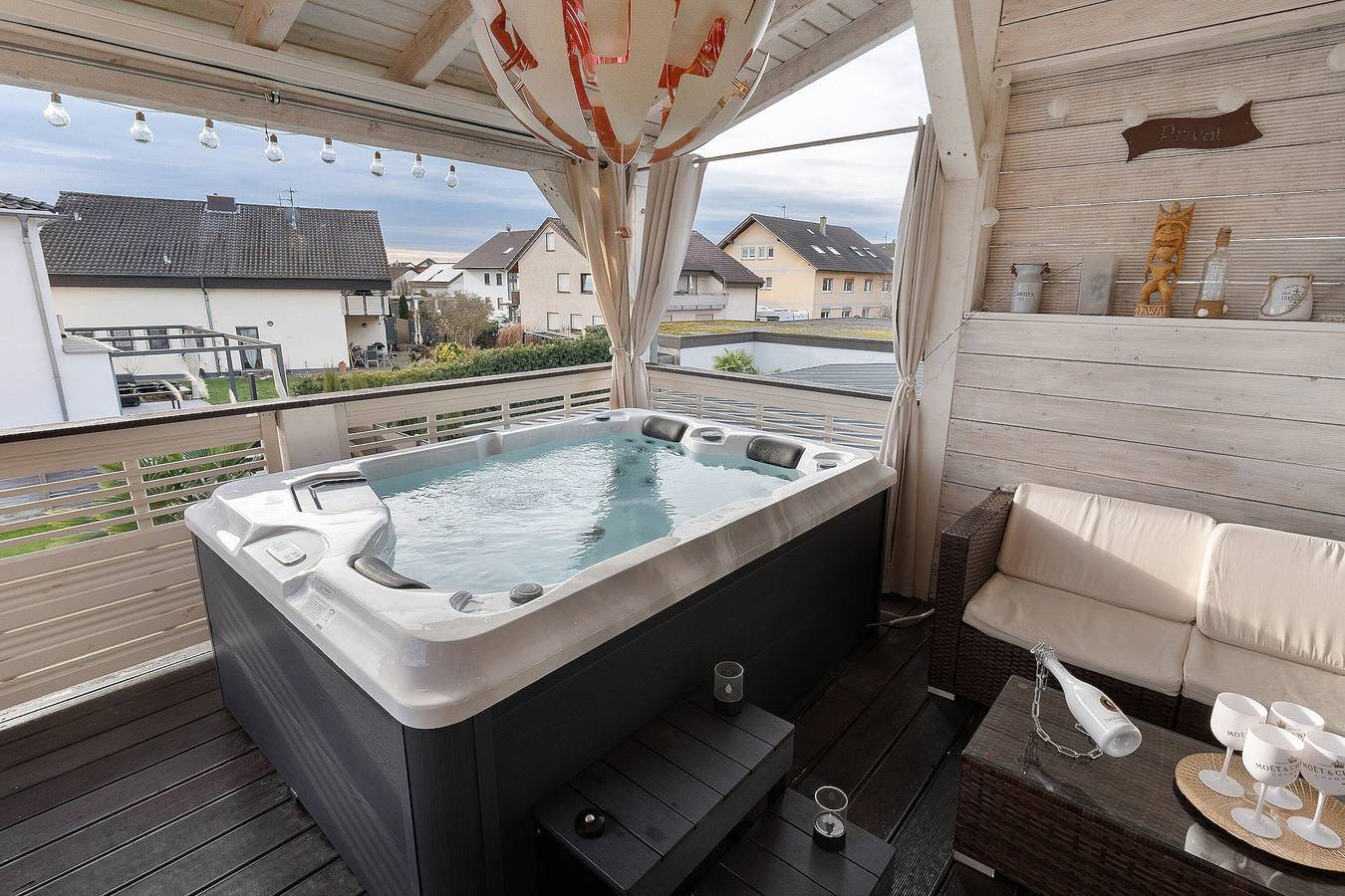 Apartamento entero, Apartamento "Evas Whirlpool Apartment en la Selva Negra" con terraza privada, wifi y aire acondicionado in Hügelsheim, Northern Black Forest