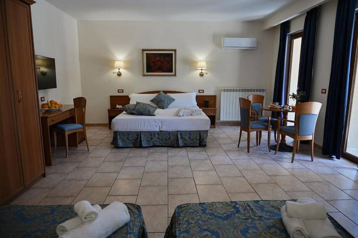 Hotel, mit Balkon und Terrasse sowie Garten und Pool in Rossano - 2