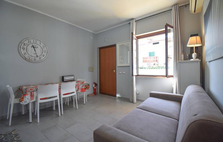 Appartamento intero, Accogliente appartamento con terrazza e barbecue, a 400 m dalla spiaggia e a 300 m dal ristorante Calypso. in Ardea, Provincia di Roma