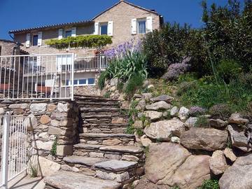 Gîte pour 10 personnes, avec terrasse ainsi que jardin et piscine dans l' Hérault