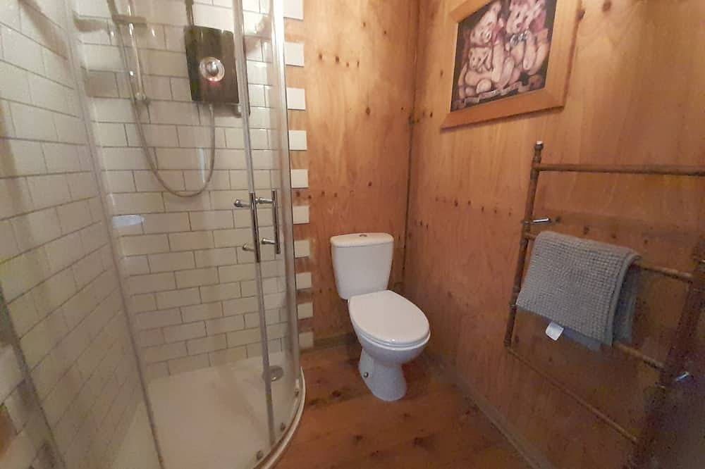 Cosy Lodge completely on your own in an acre of land. and will take 2 dogs in Hayton, Nottinghamshire