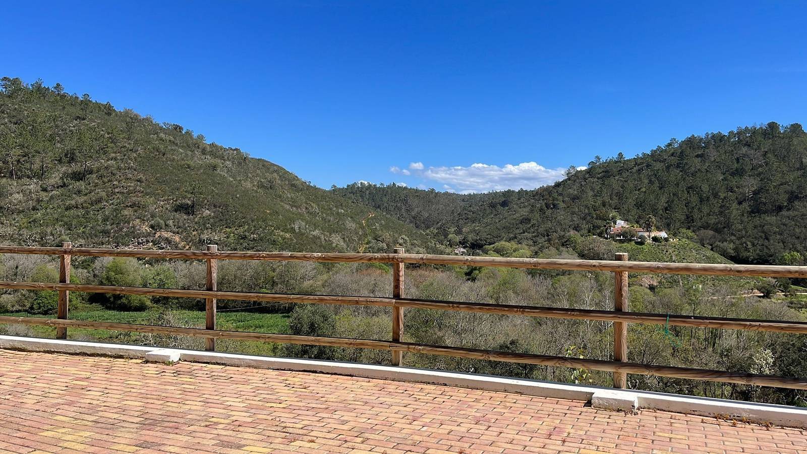 Casa do Camarada: Vistas a la montaña, terraza compartida y Wi-Fi in Odeceixe, Costa Alentejana
