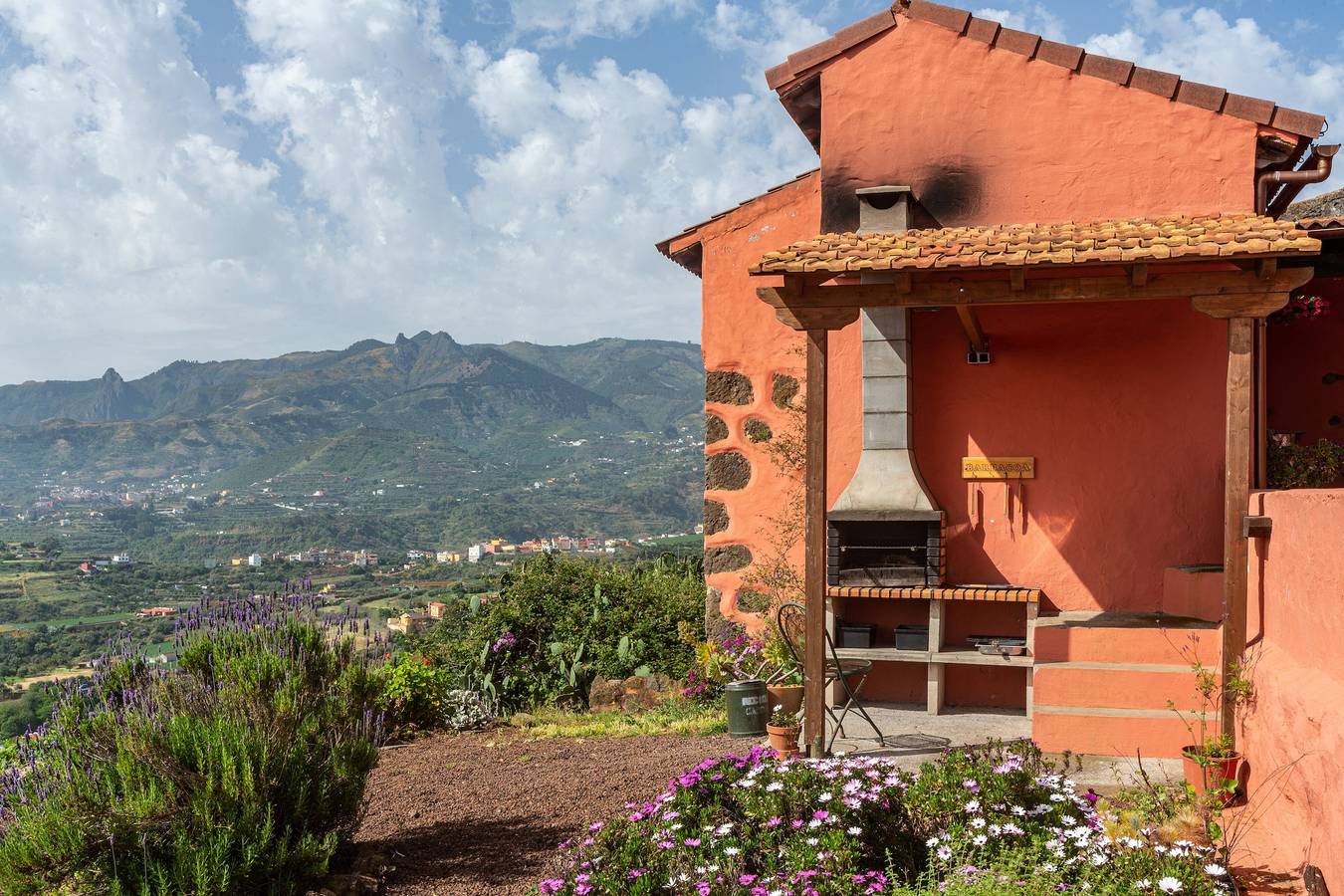 "Casa Rural La Caldera" con vistas a la montaña, piscina, jardín y Wi-Fi in Espartero, Teror