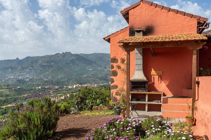 Country House 'Casa Rural La Caldera' with Mountain View, Pool, Garden and Wi-Fi in Espartero, Teror