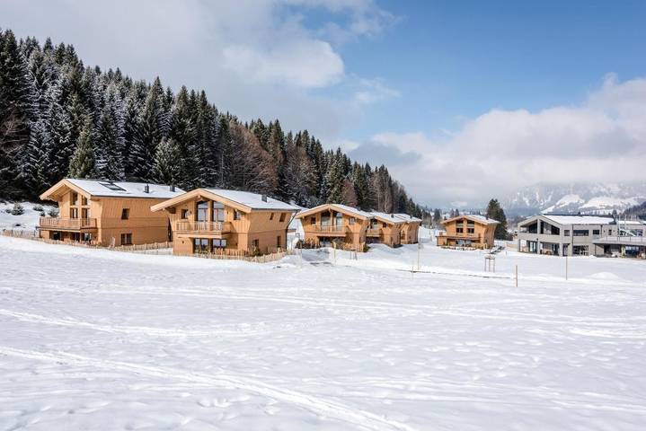 Ferienwohnung für 4 Personen, mit Balkon und Terrasse sowie Garten und Pool in Schattwald