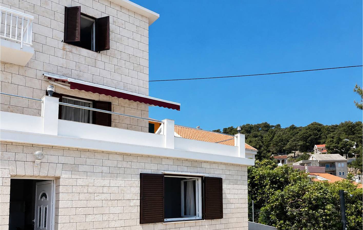 Ganze Ferienwohnung, Gemütliche Ferienwohnung mit Terrasse, WLAN und Parkplatz – nur 100 m von der Küste entfernt! in Necujam, Solta