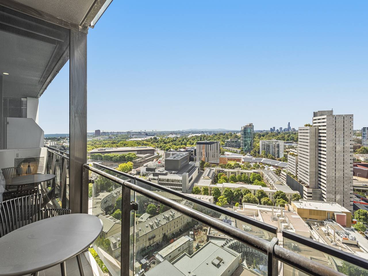 Entire apartment, Elegant 2-Bed Apartment with Balcony & City Views in Southbank, Melbourne