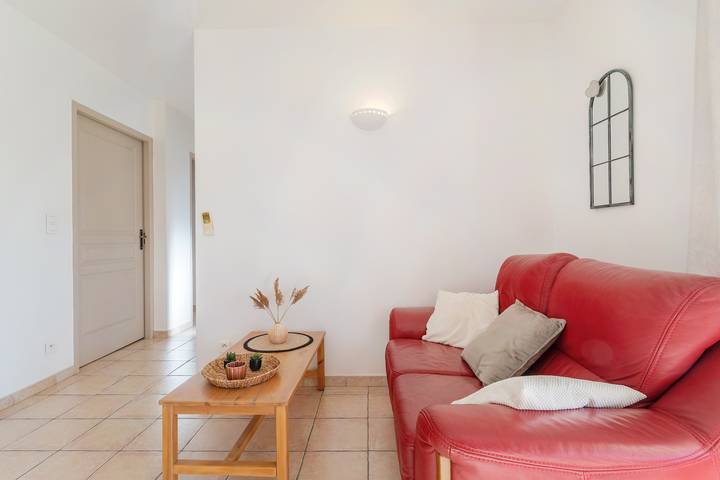 Gîte 'Le Petit Étang' con piscina condivisa, terrazza privata e aria condizionata in Gréoux-les-Bains, Alpi dell'Alta Provenza