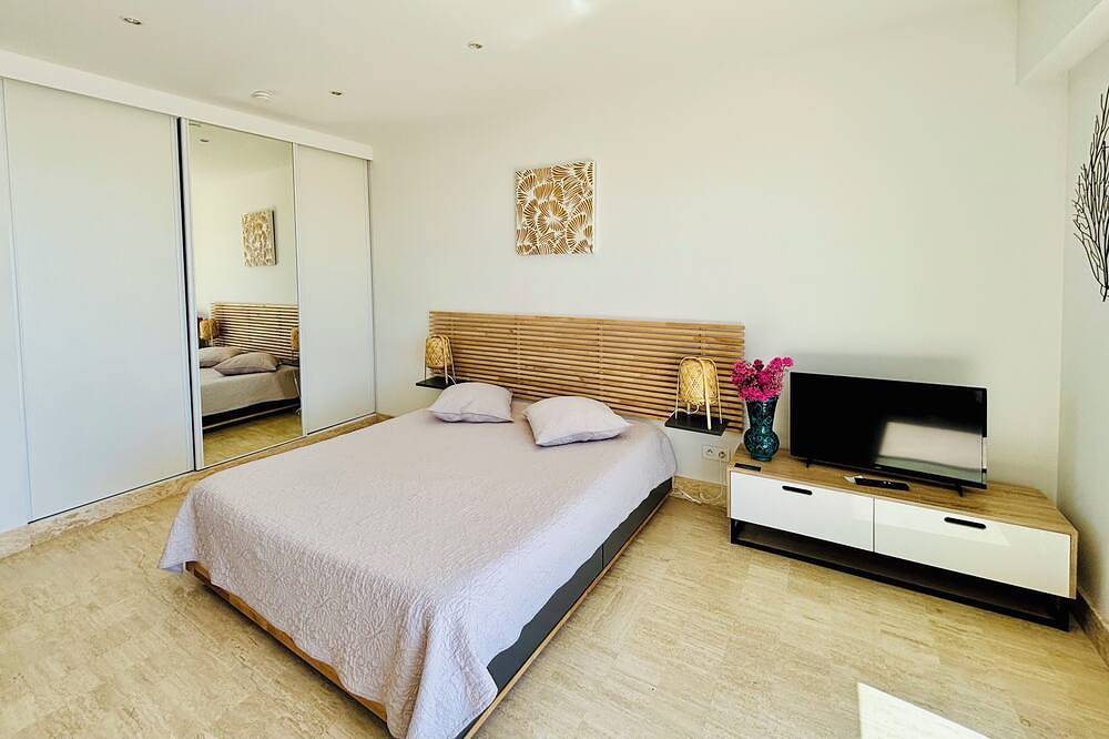 Entire apartment, Studio with balcony and parking, breathtaking view of Cap-Ferrat and the sea! in Villefranche-sur-Mer, Mediterranean Coast (France)