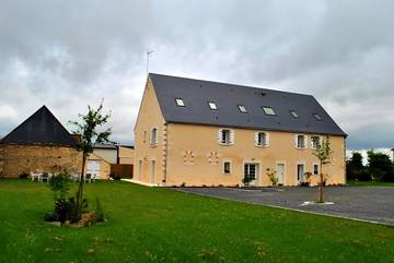 Gîte pour 27 personnes, avec terrasse et jardin à Saint-Épain