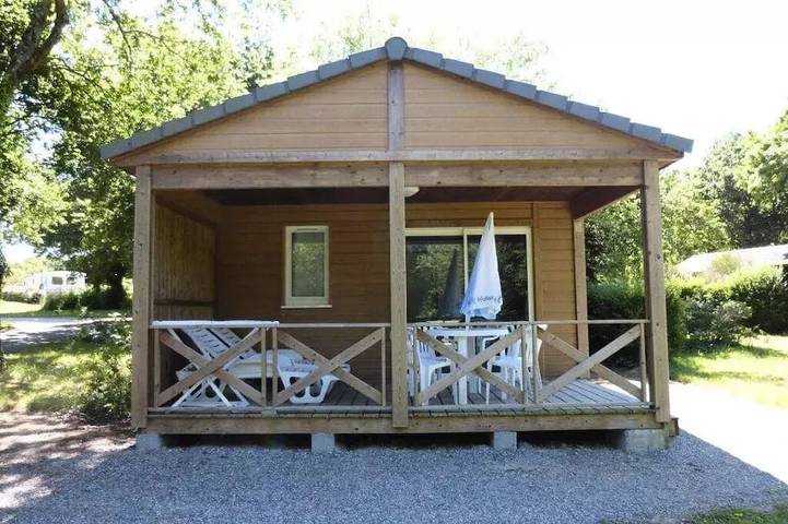 Chalet pour 4 personnes, avec sauna et terrasse ainsi que piscine et bassin pour enfant