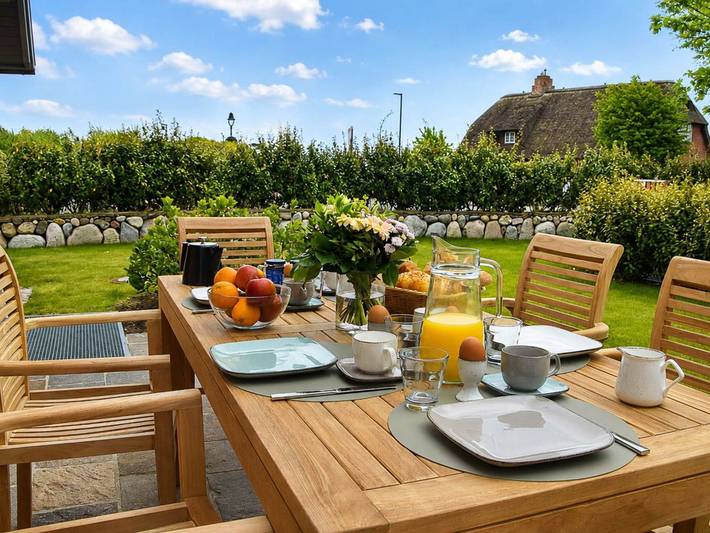 Haus Friesenkrone - Die „Friesenkrone“ ist kein Haus für perfekten Hochglanzurlaub. Sondern für echte Ferien mit Familie, Freunden, Kindern oder dem Wauwau, der endlich wieder stundenlang durch die Natur laufen darf. Genau so fühlt sich Sylt an, wenn man wirklich angekommen ist. in Nordfriesische Inseln (Schleswig-Holstein) (Schleswig-Holstein), Wenningstedt