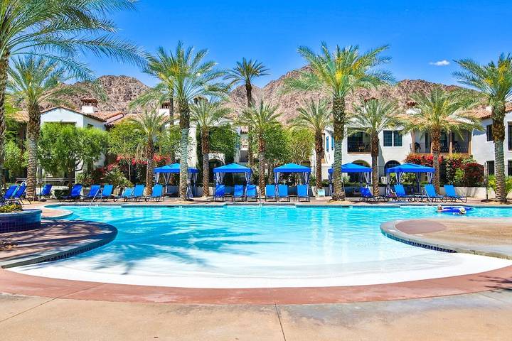 Vacation rental for 2 people, with pool and hot tub as well as yard and balcony, with pets in Coachella Valley
