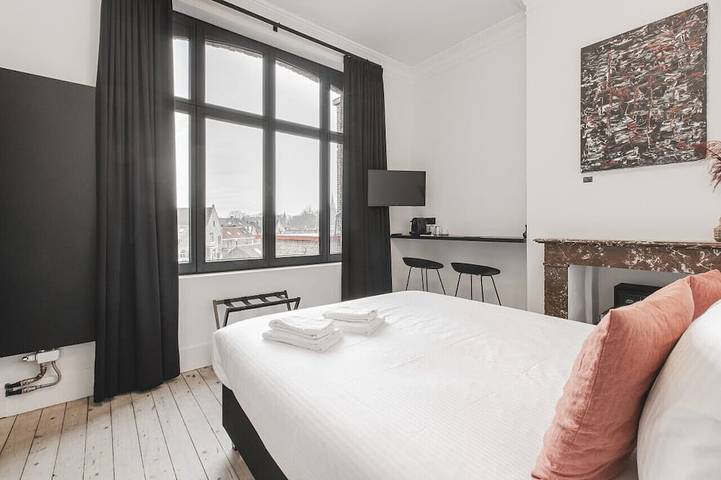 Appartement entier, Elegant room with private bathroom in historic house - city center in Bruges, Flandre-Occidentale