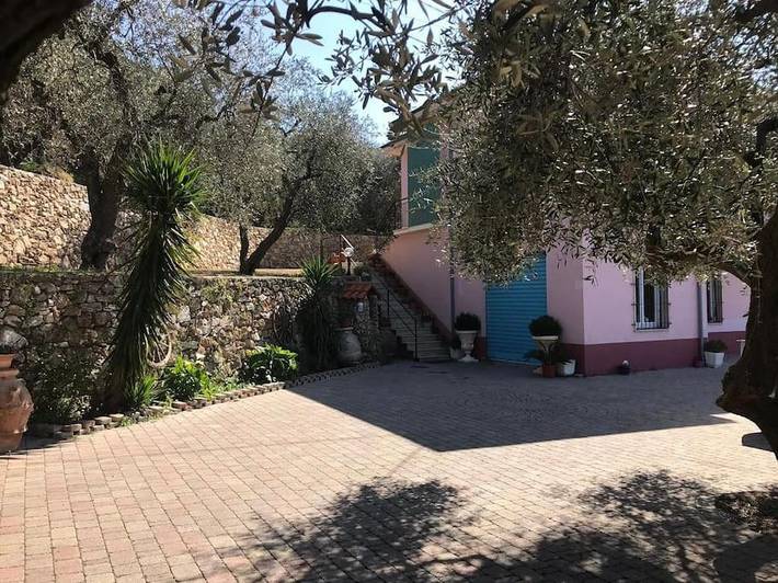 Villa per 9 persone, con Balcone e Terrazza nonché Giardino e Panorama a Comune di Finale Ligure