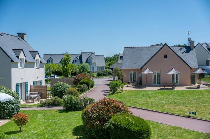 Parc de vacances pour 8 personnes, avec bassin pour enfant ainsi que terrasse et piscine en Bretagne - 3