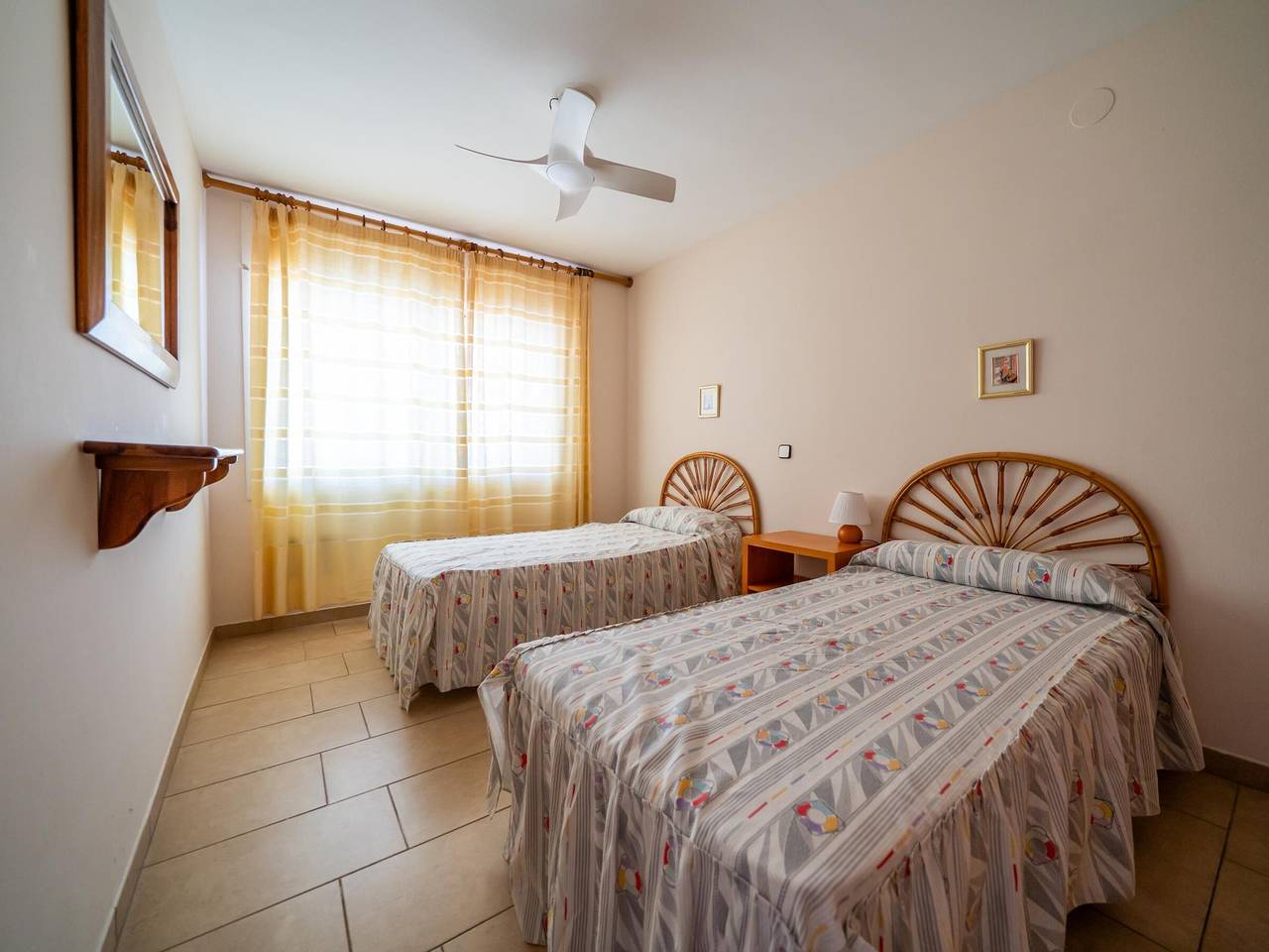 Entire apartment, Seaside Ground Floor Apartment with Pool, Wifi, Parking - 2 Bedrooms, Terrace with Ocean View in Torredembarra, Costa Dorada