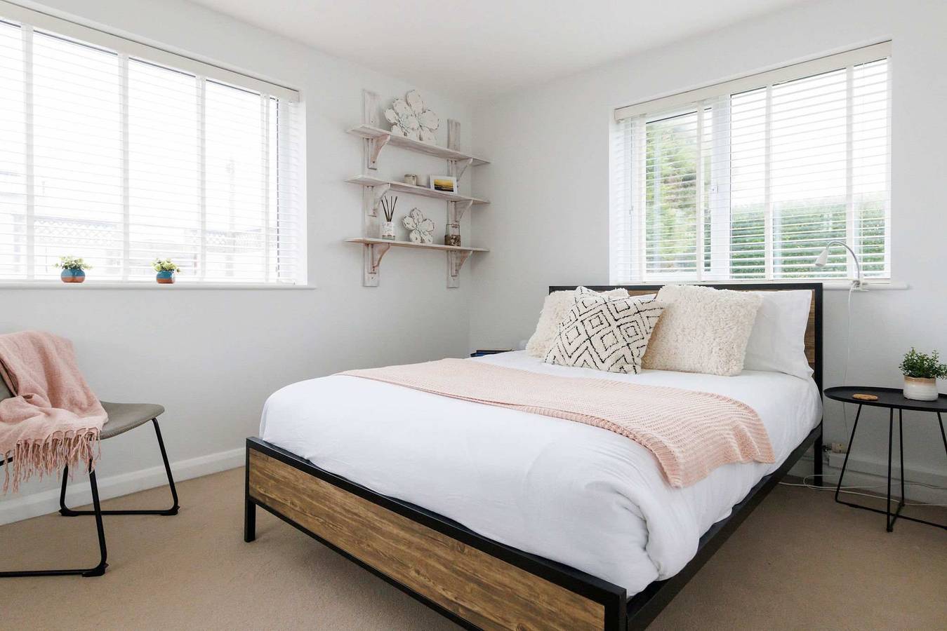Beach house for 8 with hot tub & garden in West Sussex