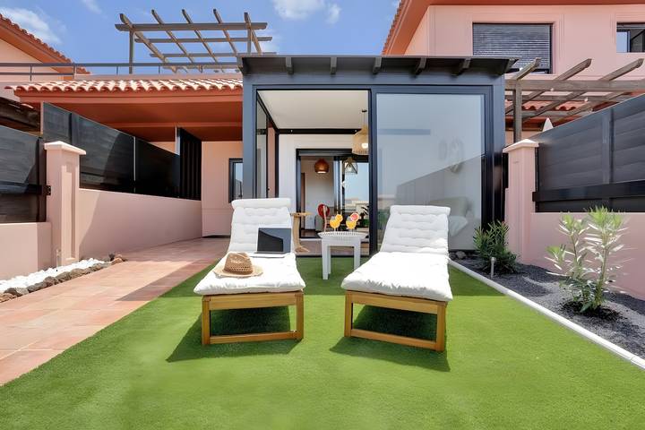 Entire apartment, Vacation 'Bonita Lajares 3' with Shared Pool, Private Terrace and Wi-Fi in La Oliva, Fuerteventura