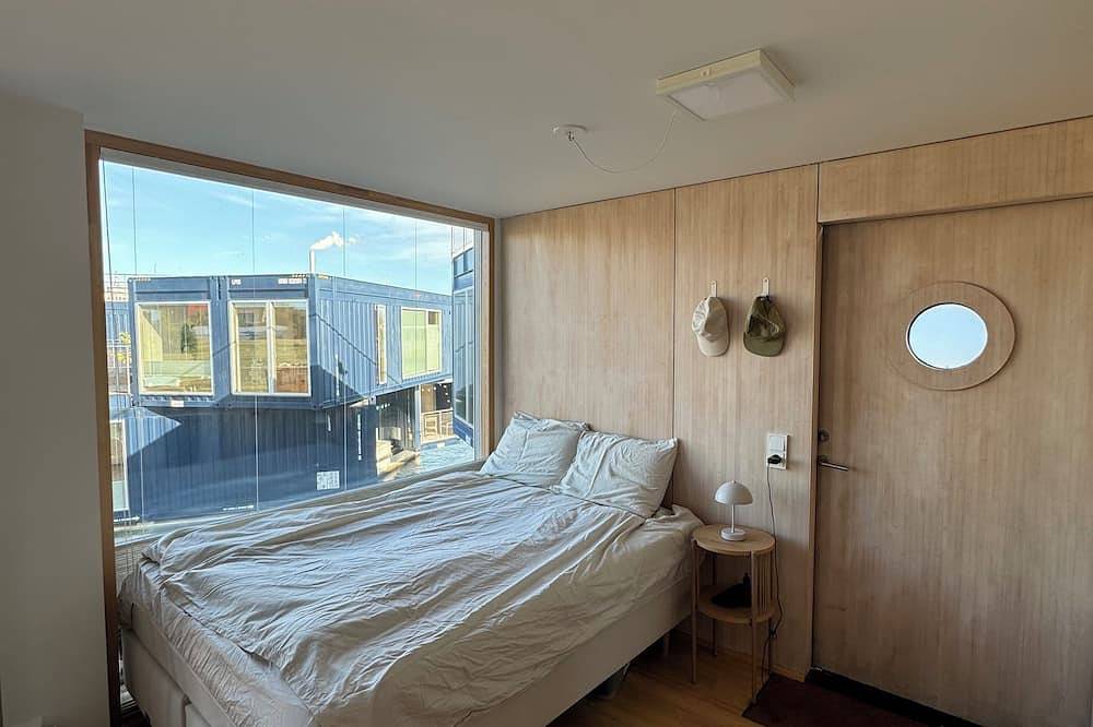 Unique Houseboat on the Water – Stay Like a True Copenhagener in Amager, Copenhague