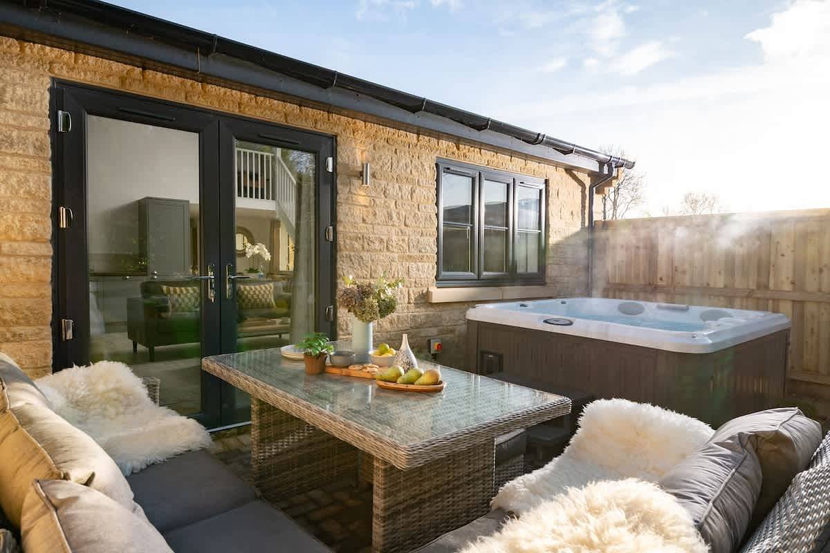 New Market - Modern Stay in Cotswolds with Hot Tub in Gloucestershire