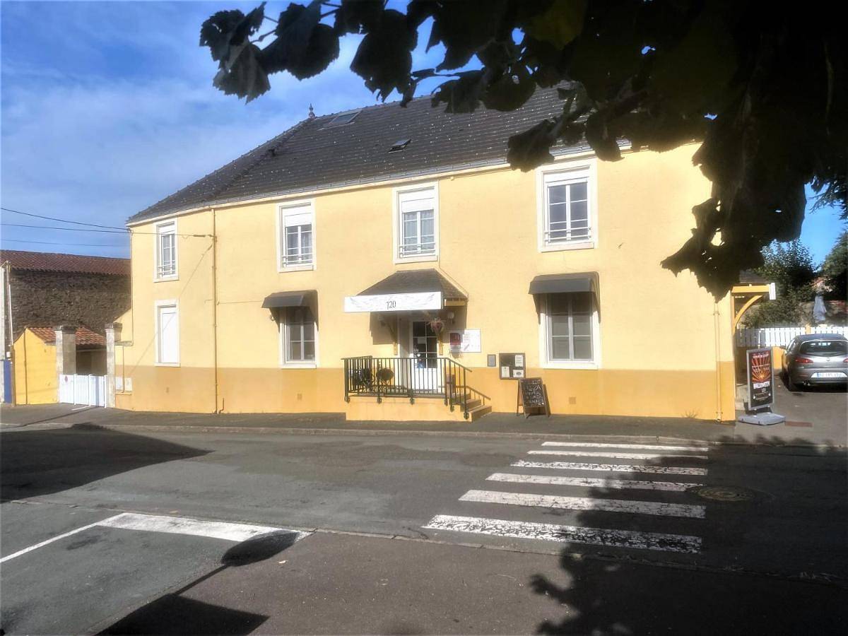 Le 120 - Groupe Logis Hotels - Ex Auberge la Terrasse in La Châtaigneraie, Fontenay-le-Comte