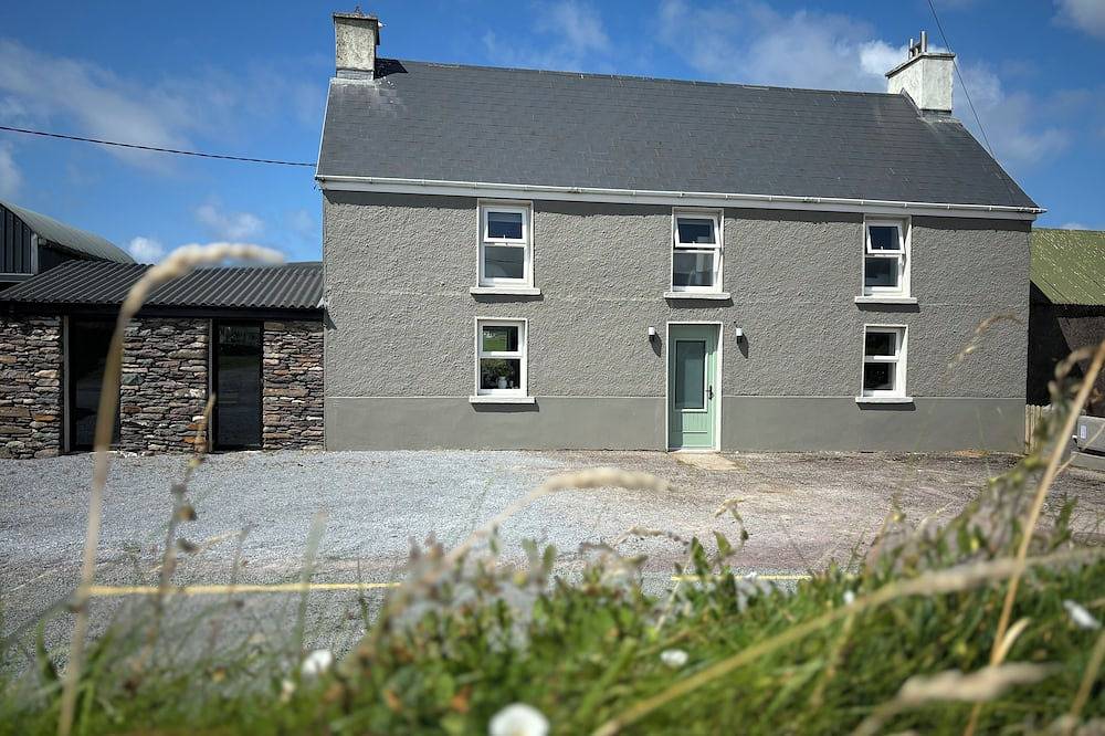 Luxurious 4-bed Farmhouse on the Dingle Peninsula in Kilquann ED, Dingle Halbinsel