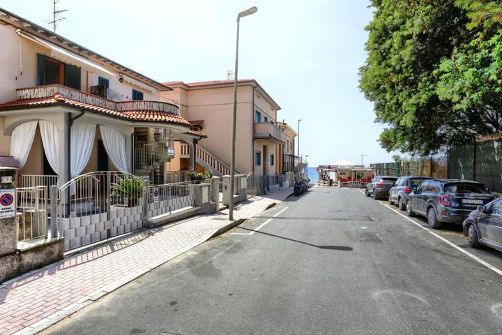Appartamento intero, 4 Posti Letto - Veronesi - A 20mt dal mare: bilocale con terrazza pranzabile in Spiaggia di Rimigliano (San Vincenzo), San Vincenzo