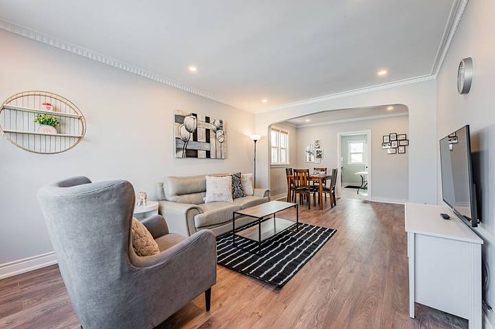 Vacation rental for 10 people, with garden in Etobicoke