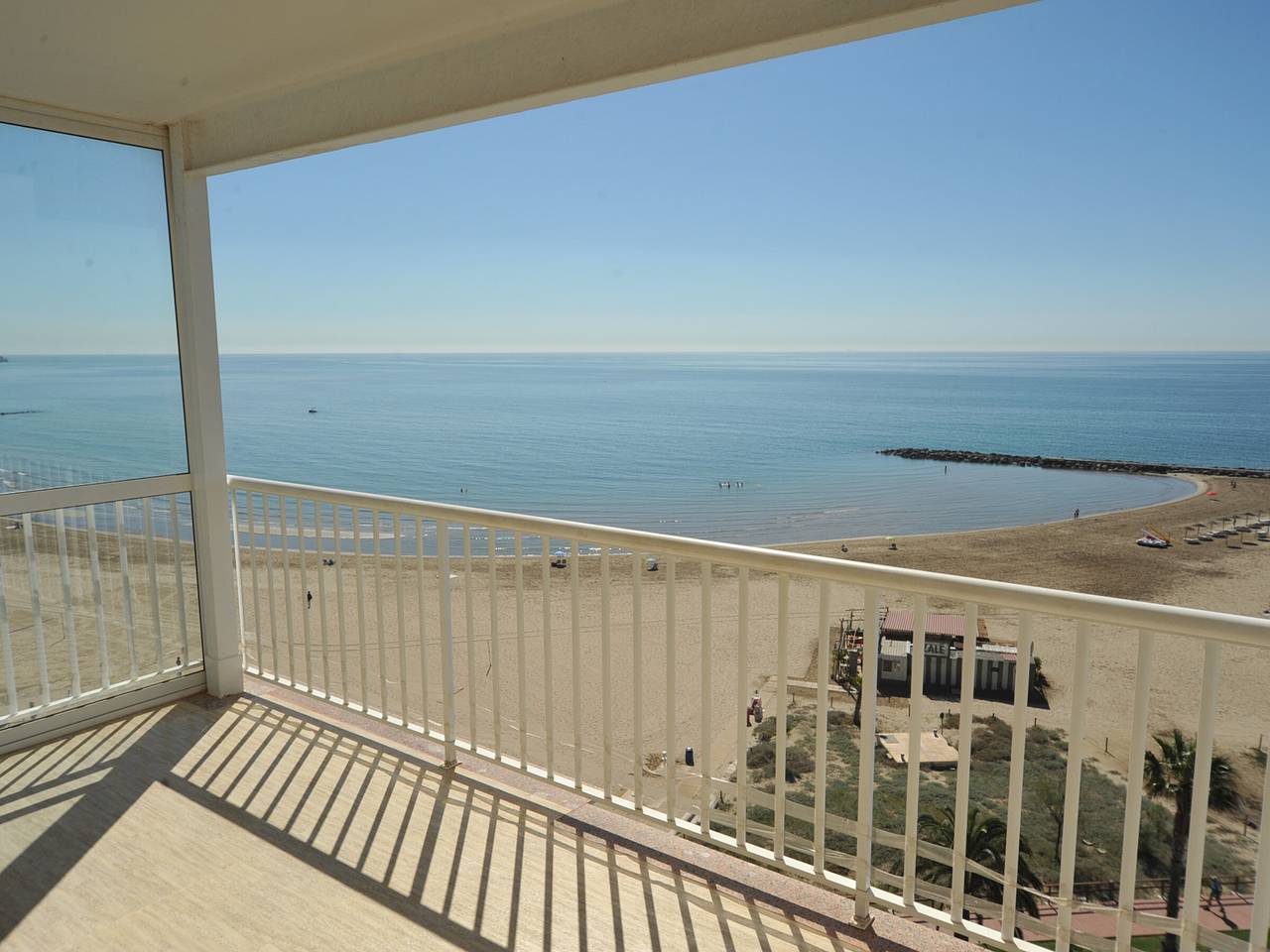 Entire apartment, 4-Bedroom Apartment in Benicàssim with Terrace and Parking in Benicassim, Costa del Azahar