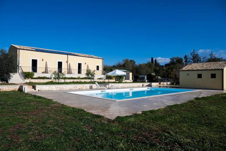Appartamento per 4 persone, con piscina e terrazza nonché giardino e panorama in Palazzolo Acreide