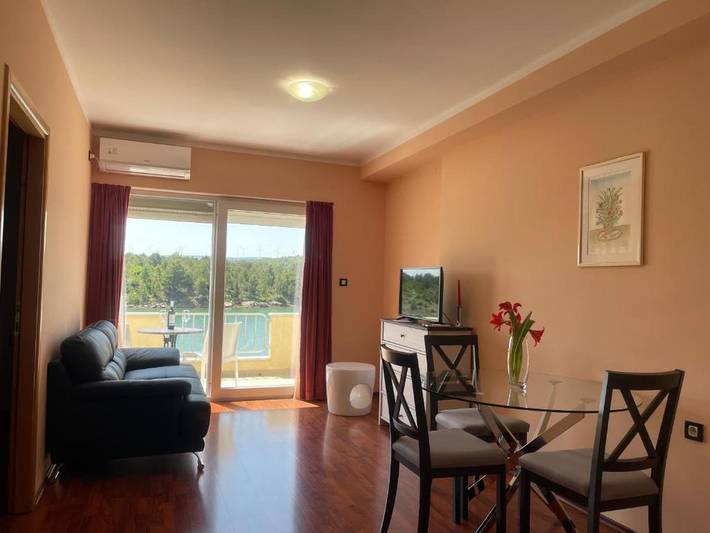 Ferienwohnung für 3 Personen, mit Balkon und Terrasse sowie Garten und Pool in Obrovac