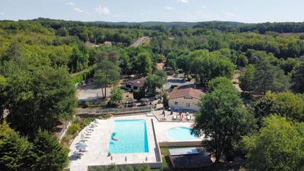 Gîte pour 4 personnes, avec piscine ainsi que bassin pour enfant et jardin à Tourtoirac