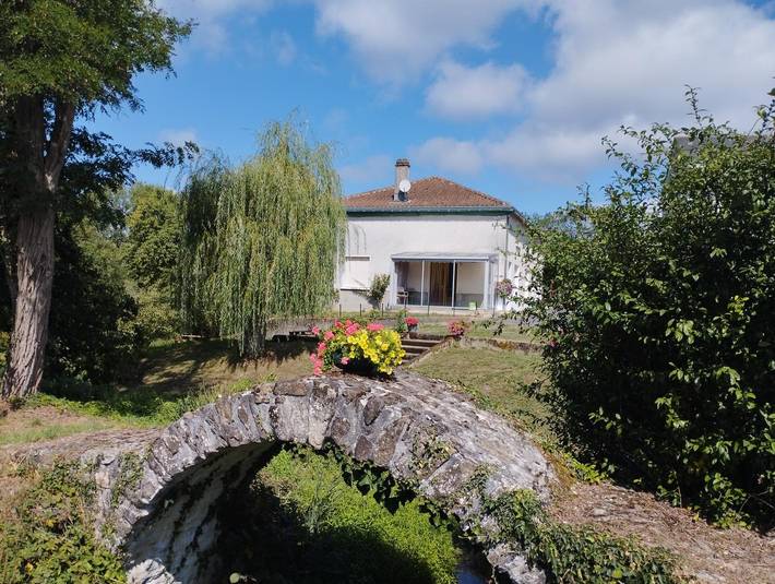 Gîte pour 4 personnes, avec Terrasse ainsi que Jardin et Piscine