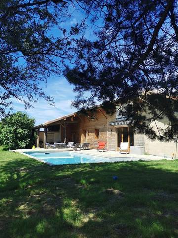 Gîte pour 12 personnes, avec piscine ainsi que terrasse et jardin, animaux acceptés à Domsure