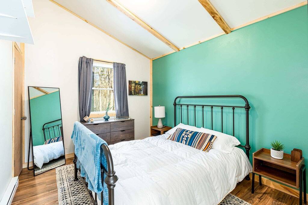 Cozy Cabin w Lake, Hot Tub, Huge Deck & Fire Pit in Seneca Rocks